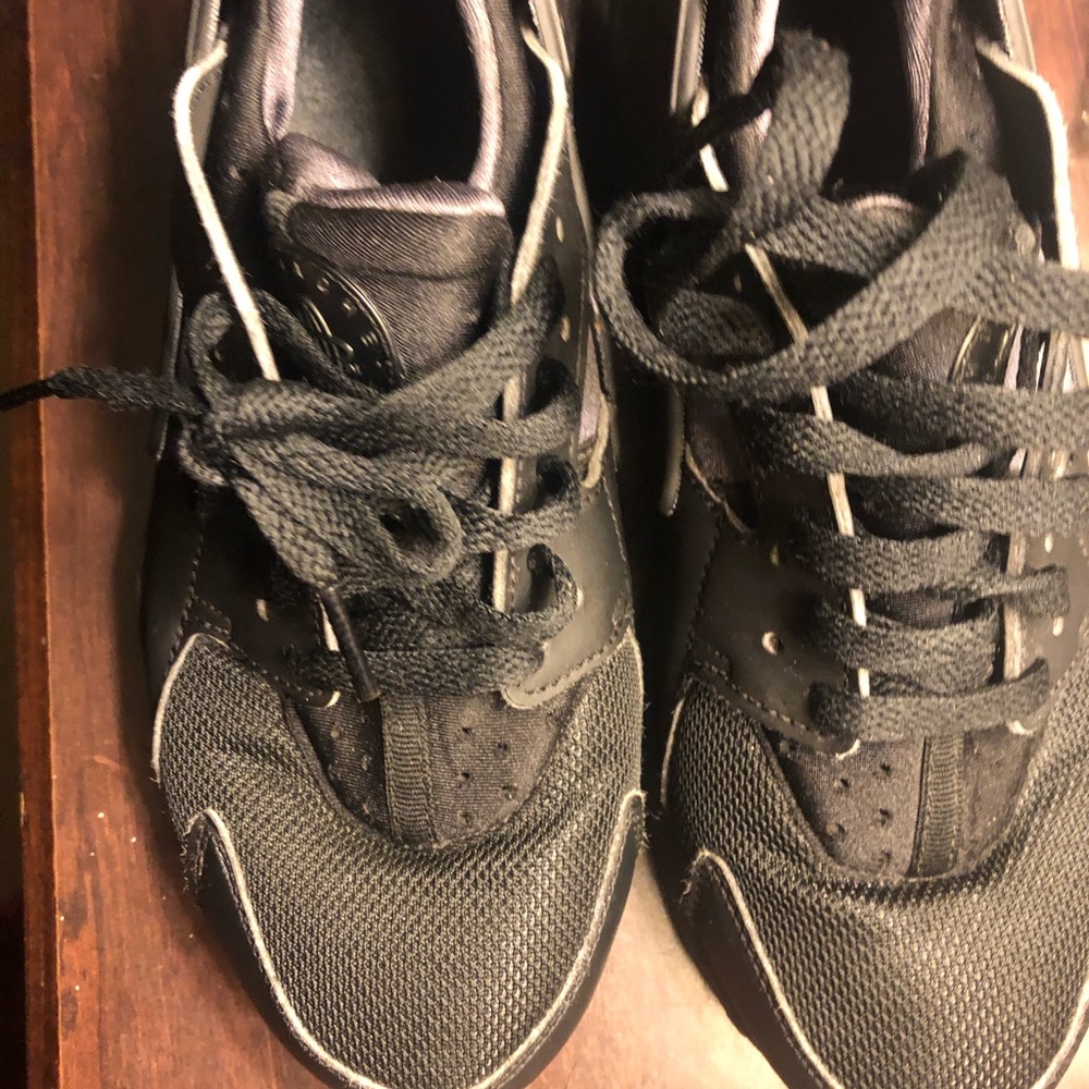 Black huaraches size 5.5y